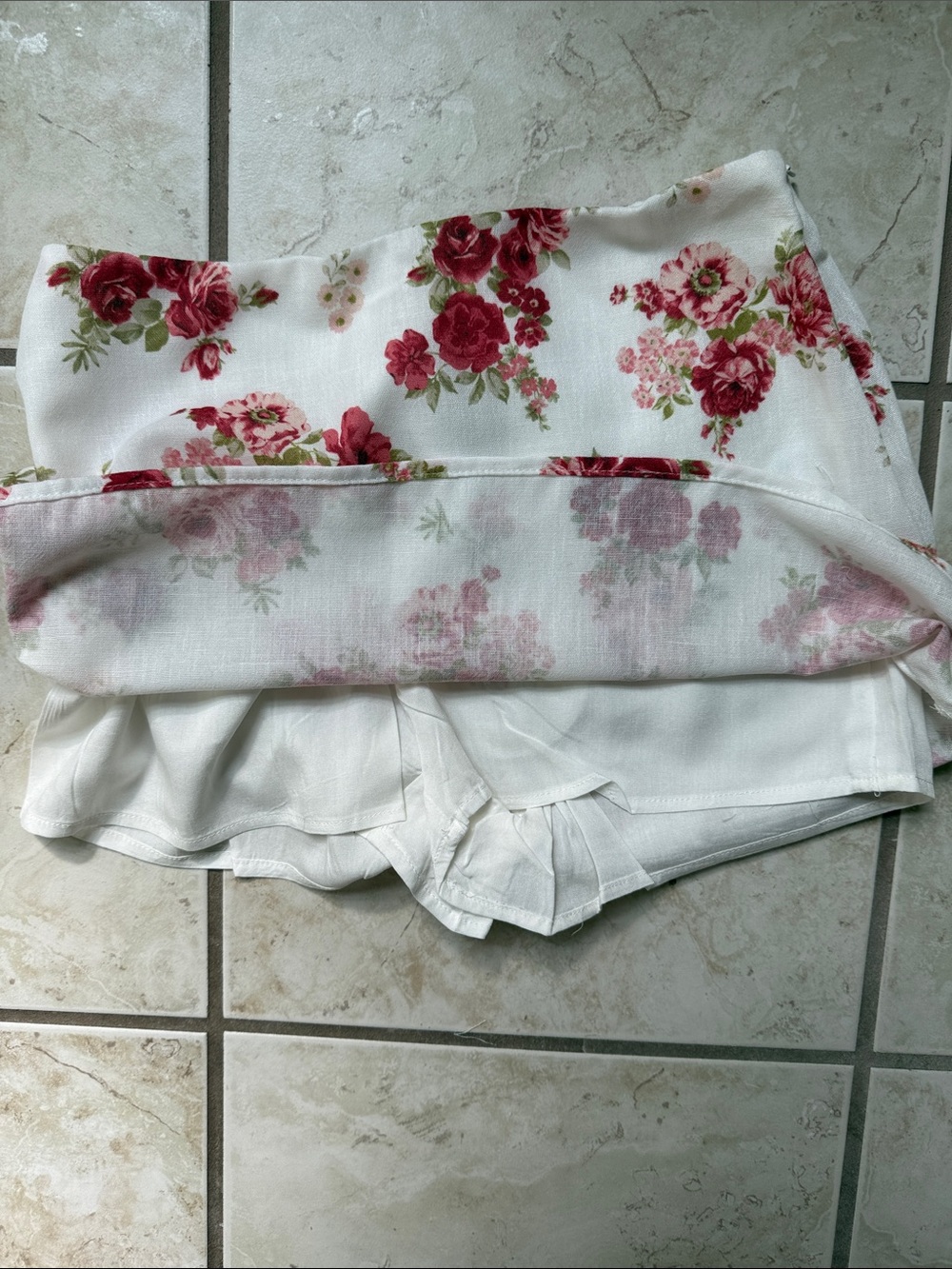 Le Lis White Mini Skort with Pink Rose Print NWT Size XS - Picture 6 of 7
